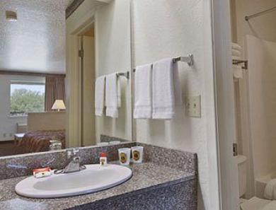 Econo Near Lackland Air Force Base-seaworld 2*