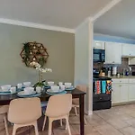 Beautiful Home At Botanical Gardens #8