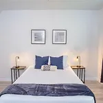 Spectacular 3 Bedroom Plus 2 And A Half Ba Apt Near Downtown