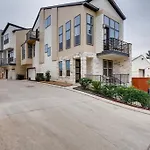 Fam Friendly 5 Bed Home Blocks To Pearl/Riverwalk!