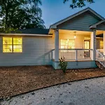 New Lone Star Retreat Remodeled Downtown Home