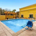 La Quinta Inn & Suites by Wyndham San Antonio Medical Ctr NW