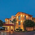 Super 8 By Wyndham San Antonio Near Seaworld Ingram Park