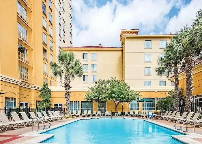 La Quinta Inn & Suites By Wyndham San Antonio Riverwalk