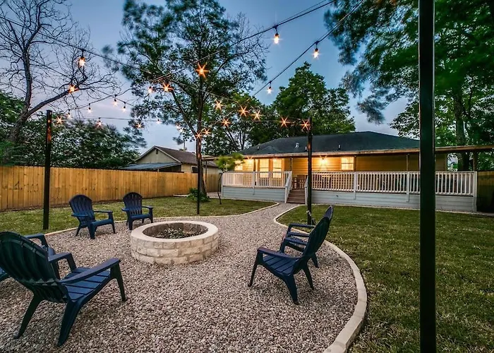 New Lone Star Retreat Remodeled Downtown Home