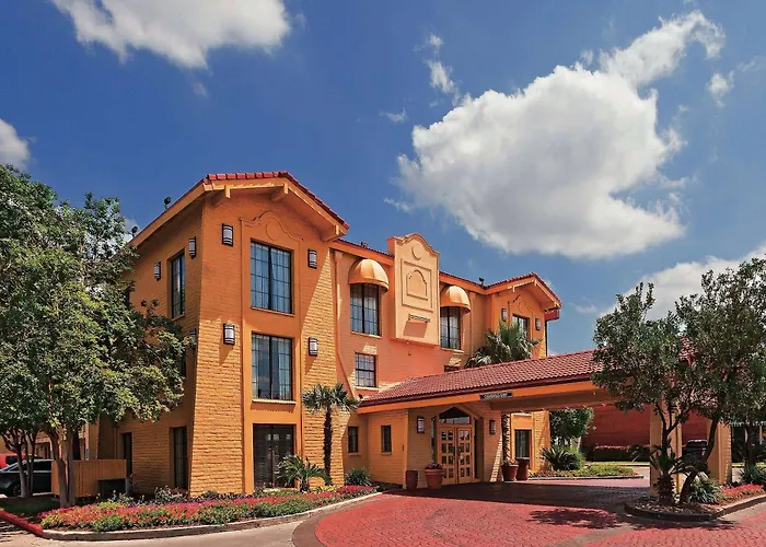 Super 8 By Wyndham San Antonio Near Seaworld Ingram Park