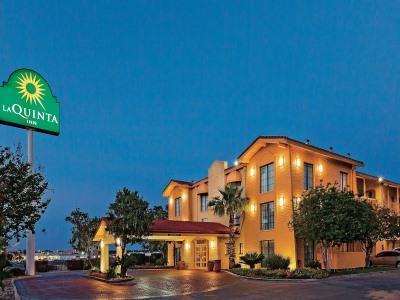 Super 8 By Wyndham Near Seaworld Ingram Park San Antonio