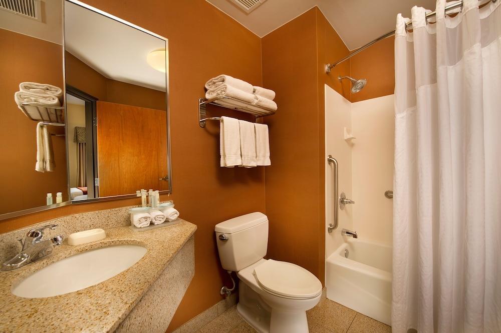 Express North Riverwalk Area By Ihg 3*