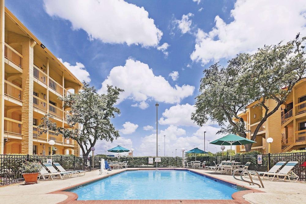 La Quinta By Wyndham I-35 N At Toepperwein 2*