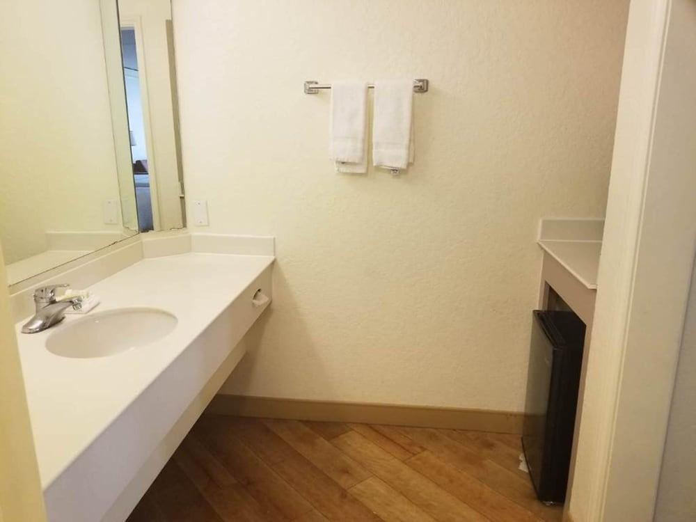 Super 8 By Wyndham Near Seaworld Ingram Park 3* San Antonio
