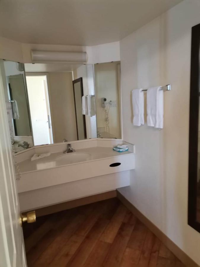 Hotel Super 8 By Wyndham Near Seaworld Ingram Park 3*