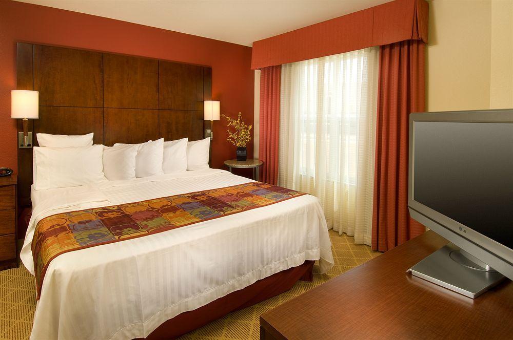 Hotel By Marriott Seaworld / Lackland