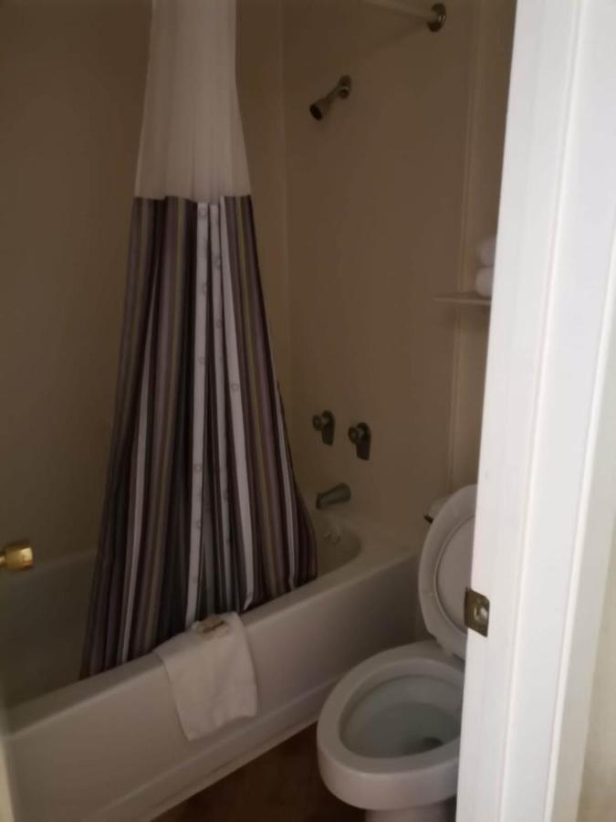 Super 8 By Wyndham Near Seaworld Ingram Park Hotel San Antonio
