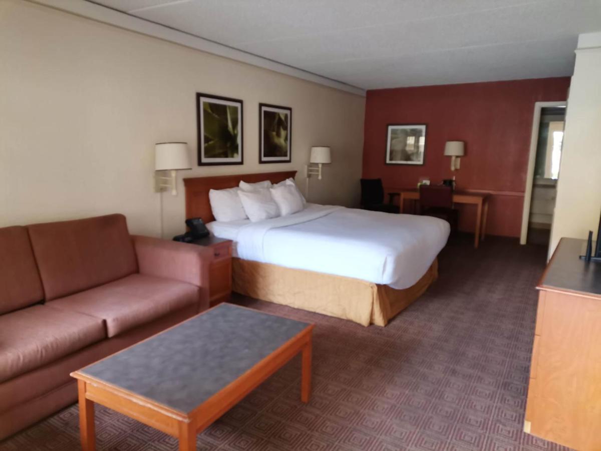 Super 8 By Wyndham Near Seaworld Ingram Park