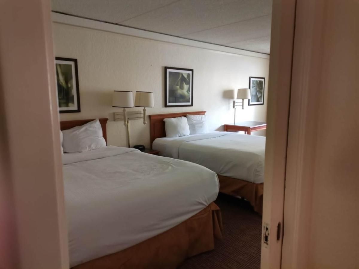 Super 8 By Wyndham Near Seaworld Ingram Park 3*