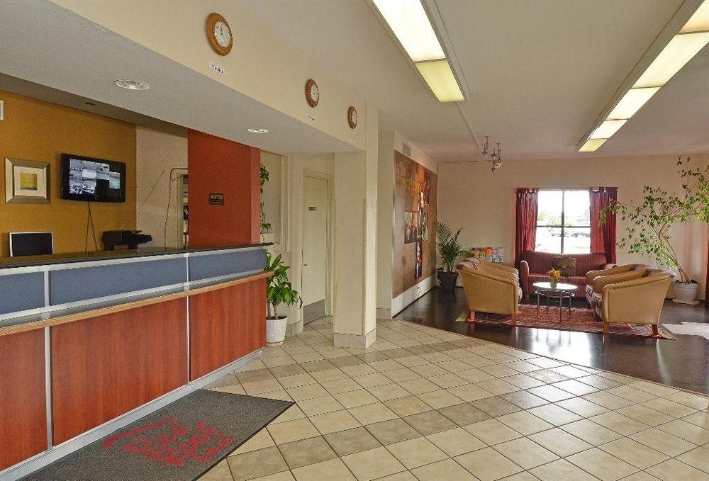 Hometowne By Red Roof E - Frost Bank Center Motel