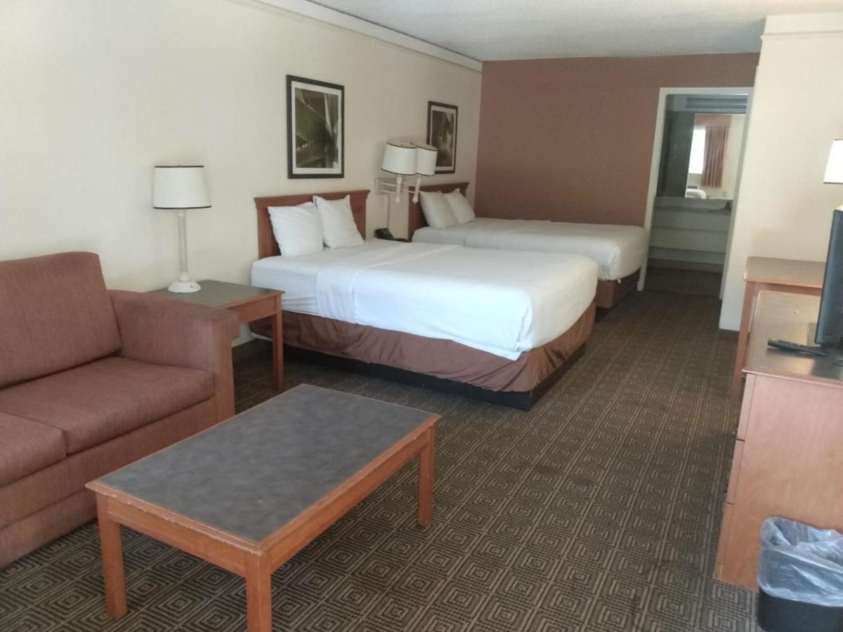 Hotel Super 8 By Wyndham Near Seaworld Ingram Park 3*
