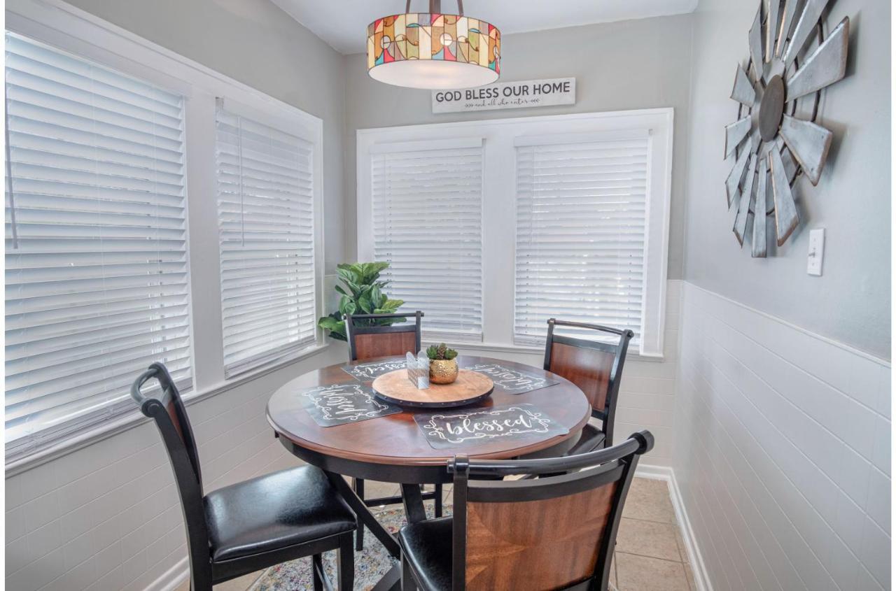 Stunning 3 Bedroom Near Dt Alamodome - Riverwalk Holiday home San Antonio