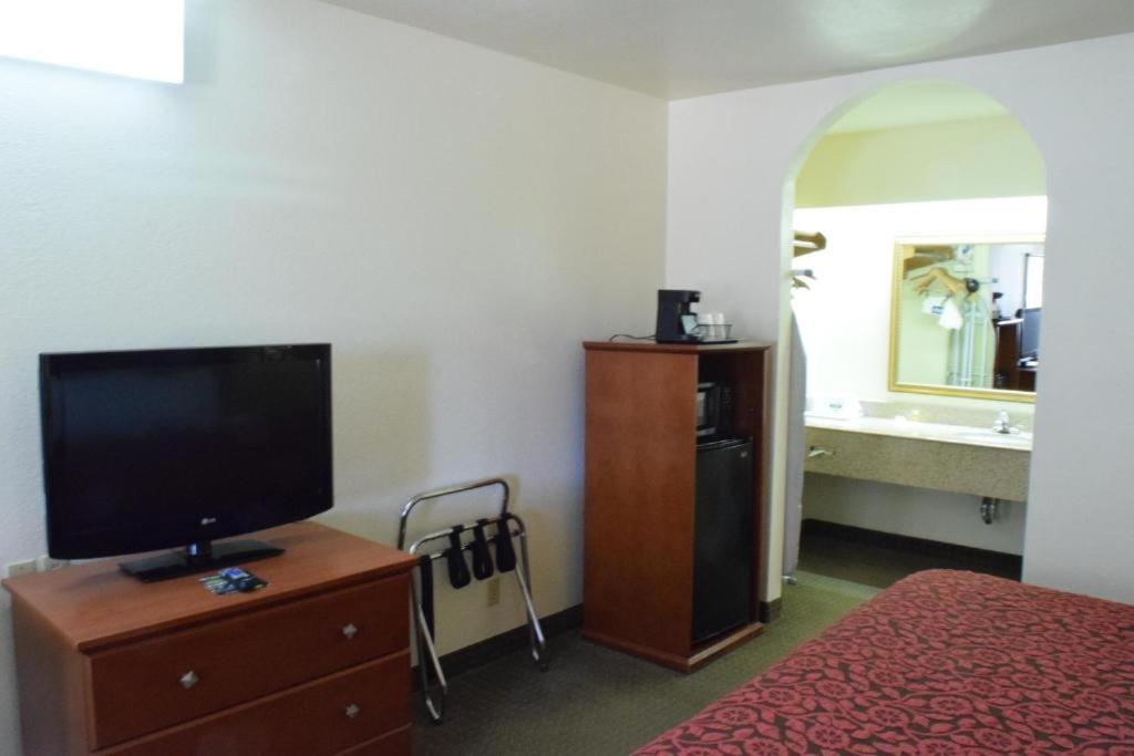 Days By Wyndham Southeast Frost Bank Center Hotel San Antonio