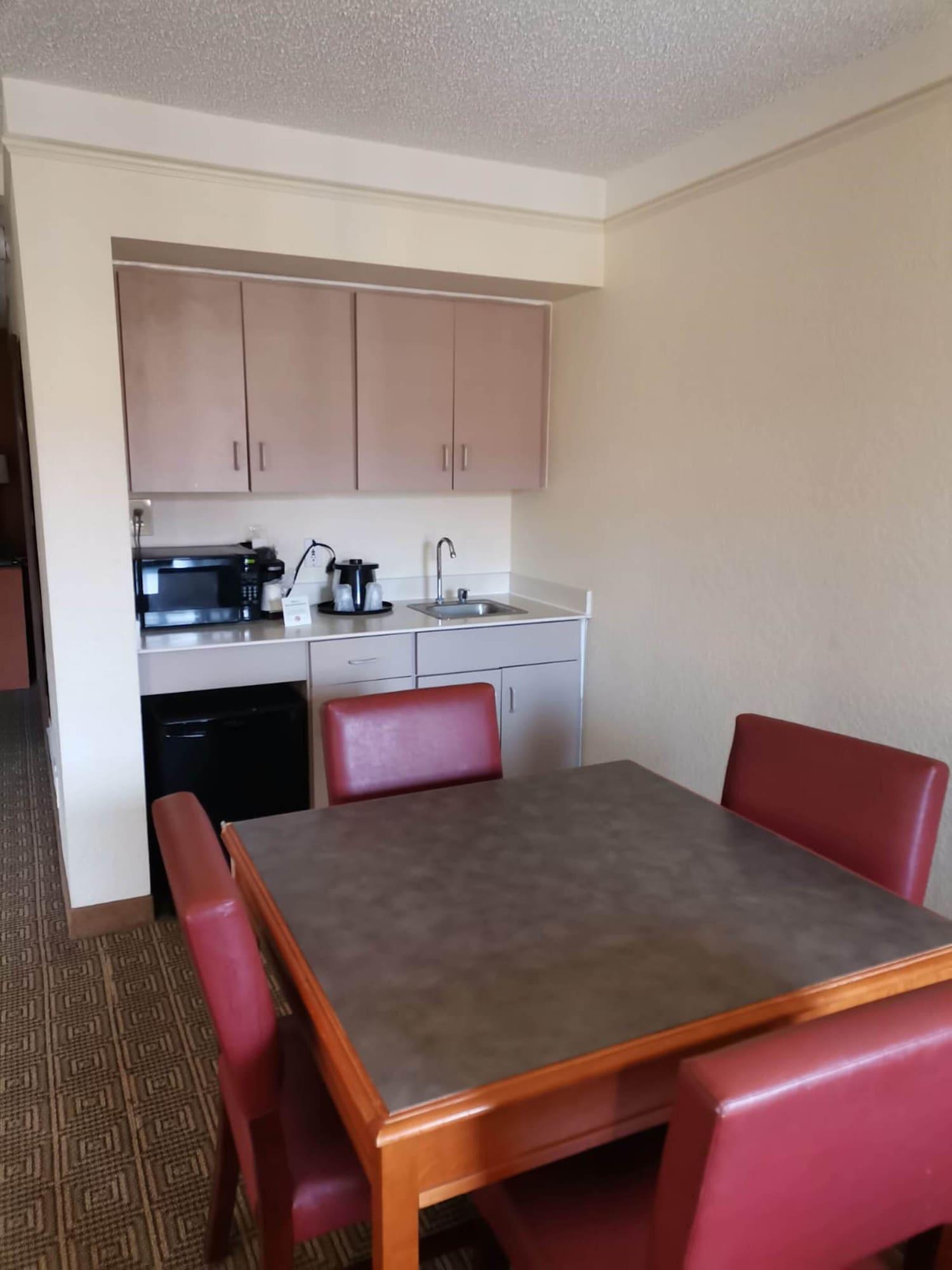 Super 8 By Wyndham Near Seaworld Ingram Park Hotel