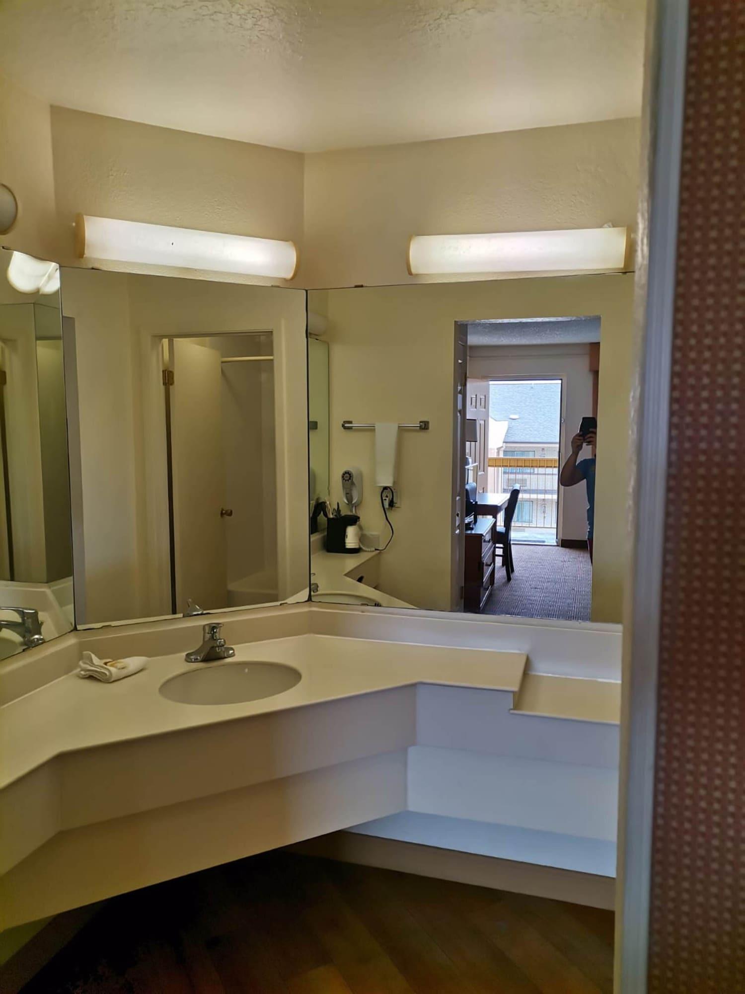 Super 8 By Wyndham Near Seaworld Ingram Park Hotel