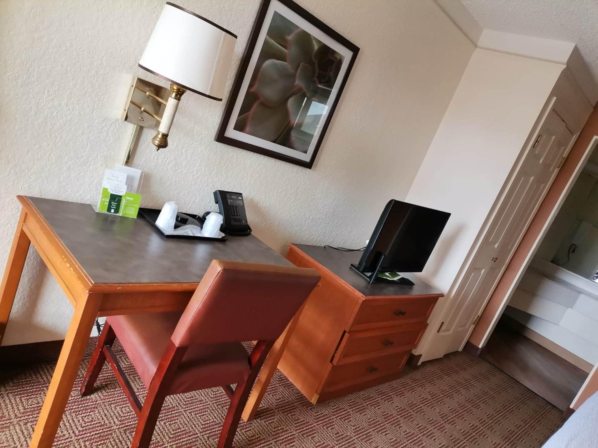 Super 8 By Wyndham Near Seaworld Ingram Park Hotel 3*