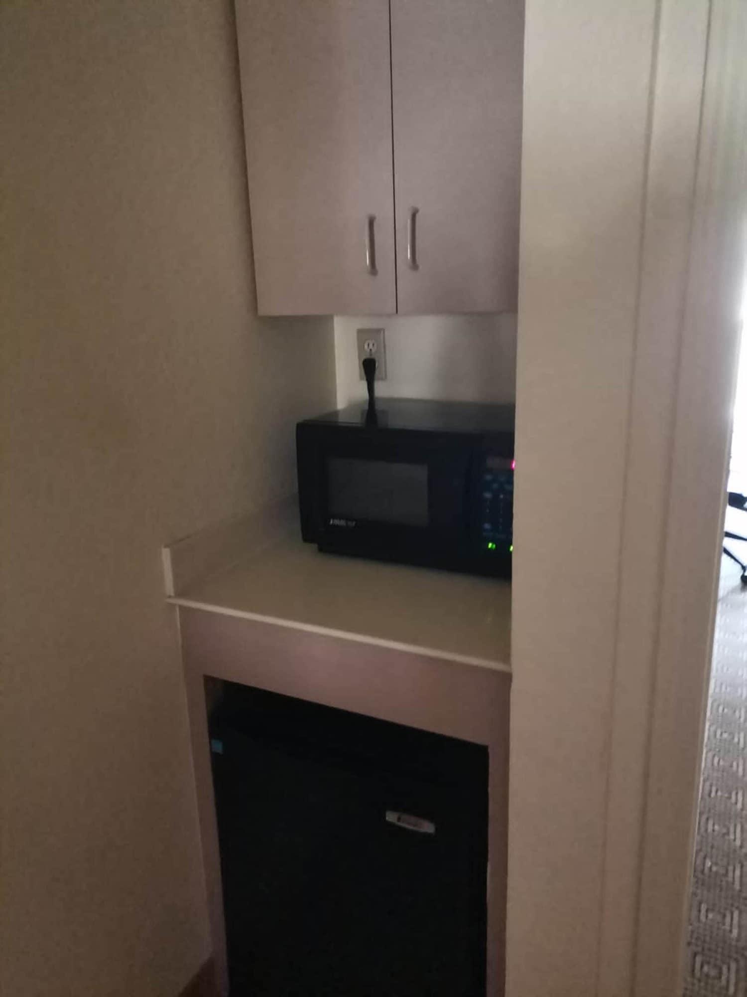 Super 8 By Wyndham Near Seaworld Ingram Park 3*