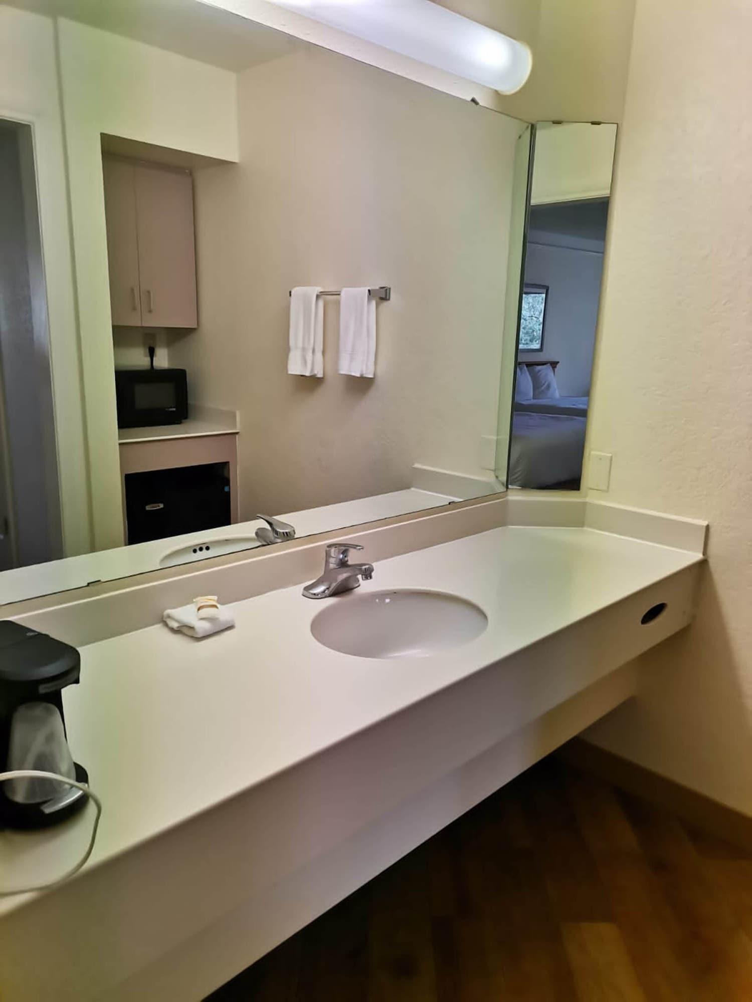 Super 8 By Wyndham Near Seaworld Ingram Park Hotel San Antonio