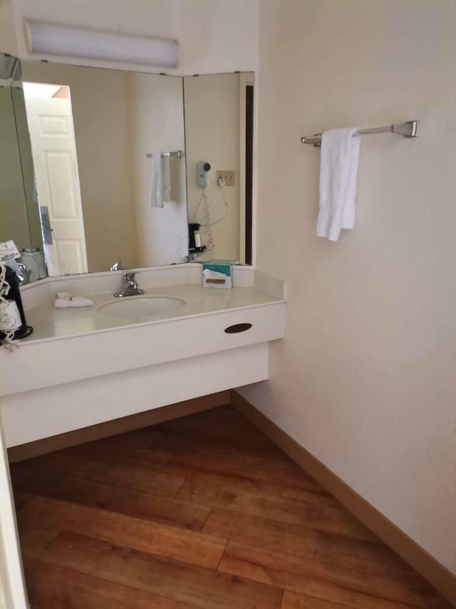 Super 8 By Wyndham Near Seaworld Ingram Park San Antonio
