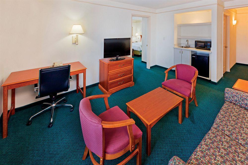 La Quinta By Wyndham Airport Hotel 3*