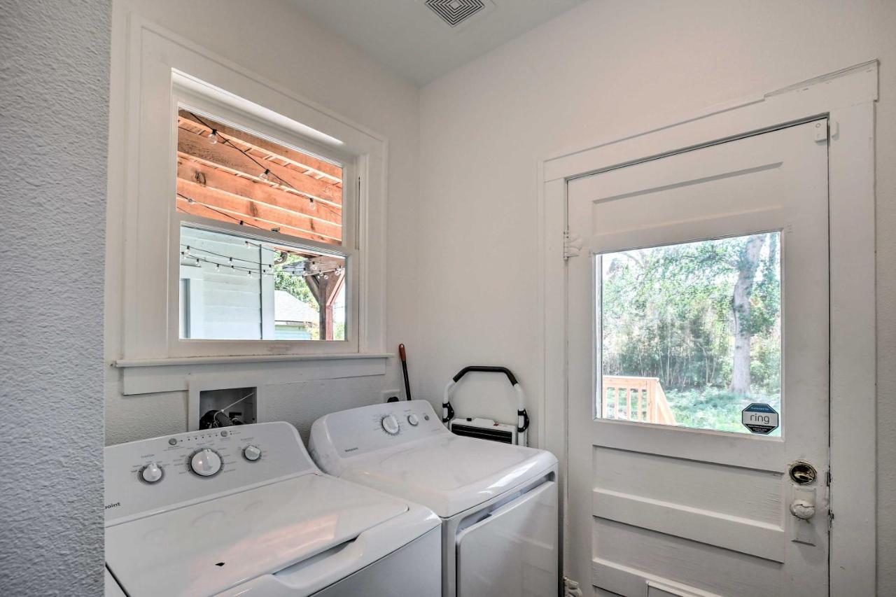 Historic With Yard Near St Marys Strip! Holiday home San Antonio