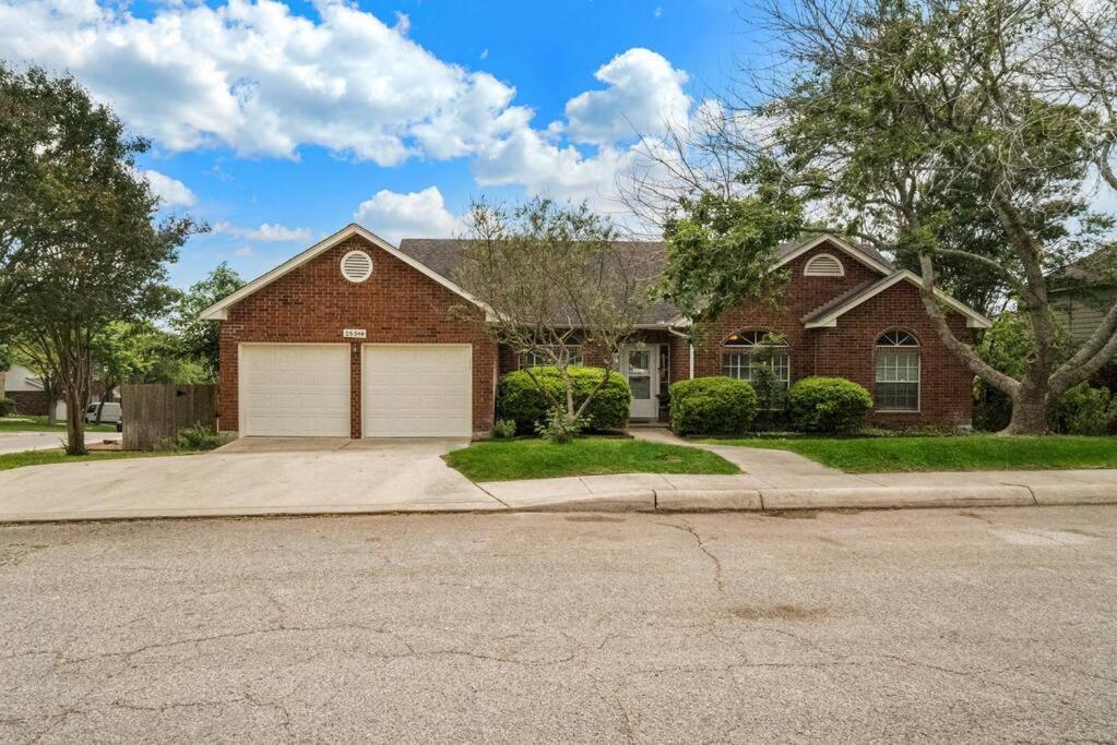 Stone Oak Oasis With Private Pool And Grill! Holiday home *