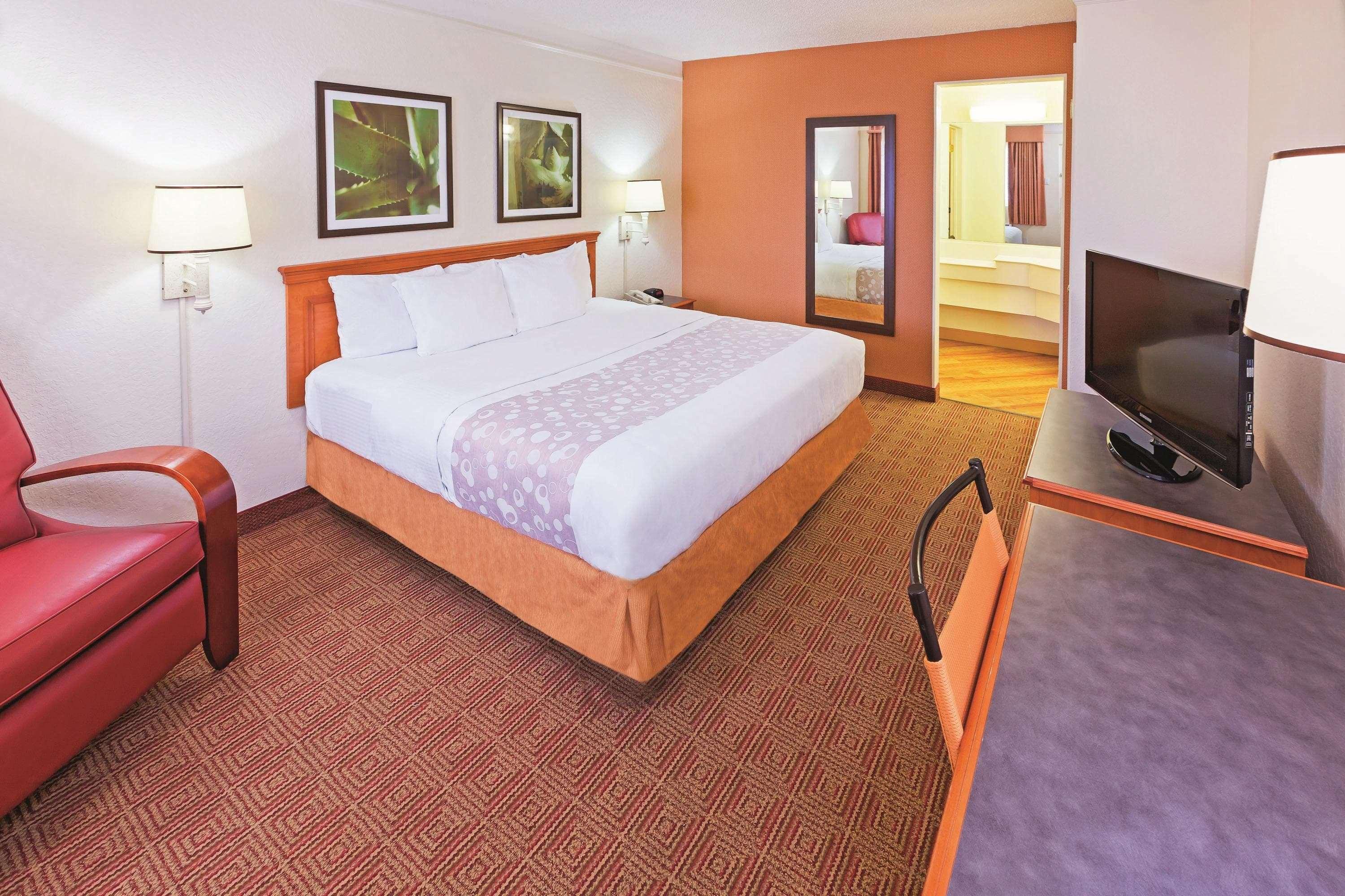 Super 8 By Wyndham Near Seaworld Ingram Park Hotel 3*