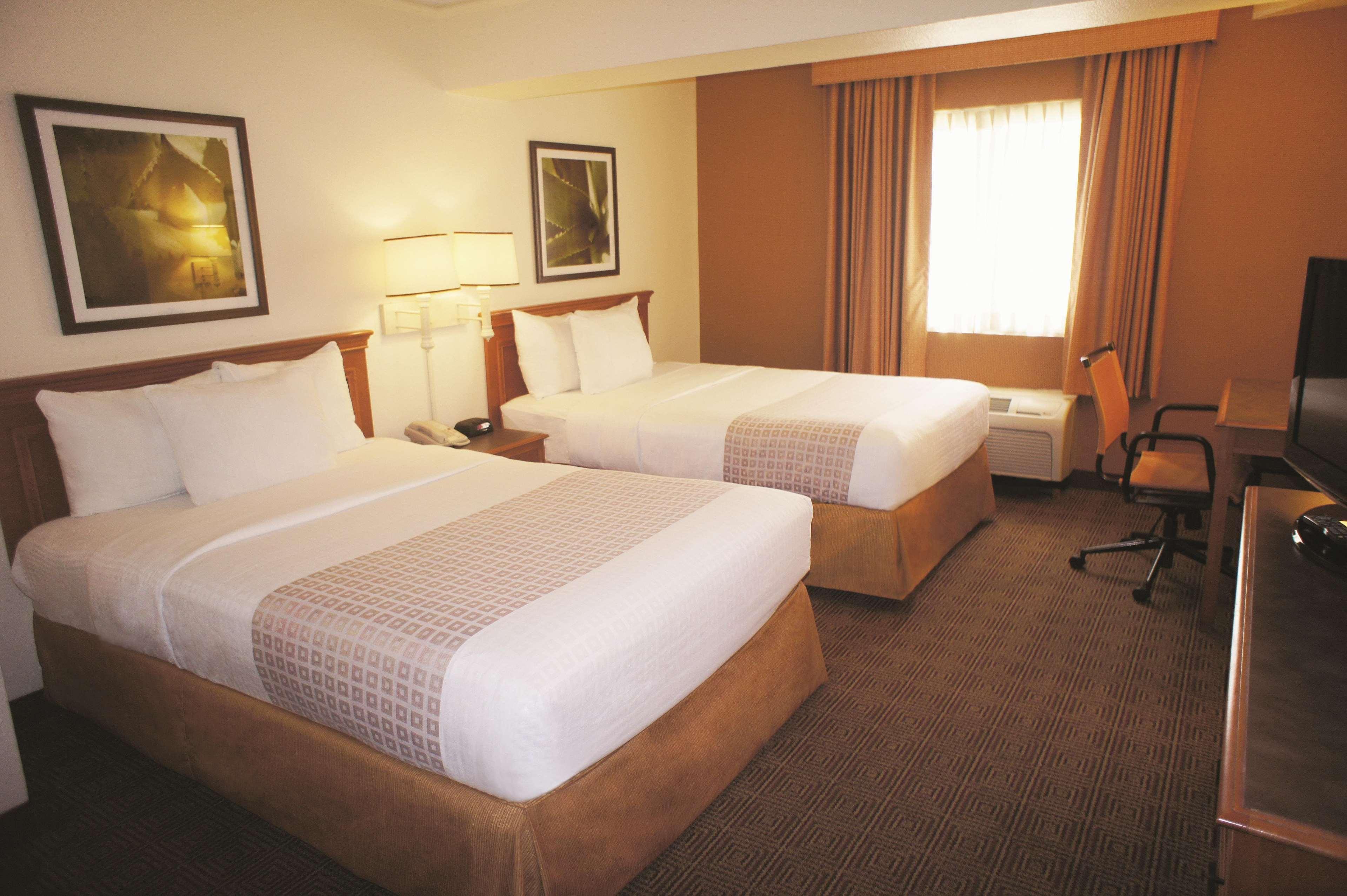 Super 8 By Wyndham Near Seaworld Ingram Park Hotel