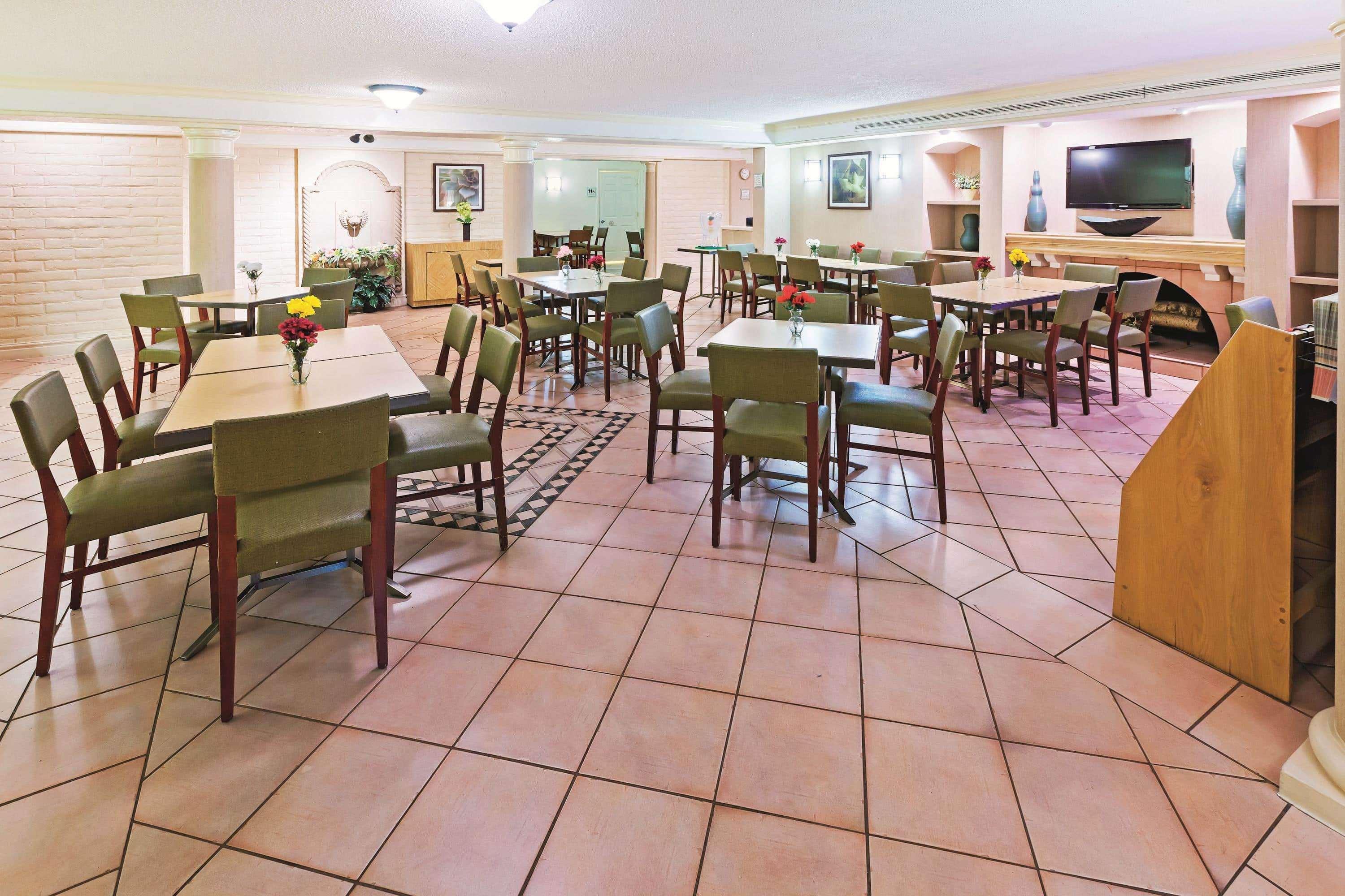 Super 8 By Wyndham Near Seaworld Ingram Park Hotel San Antonio