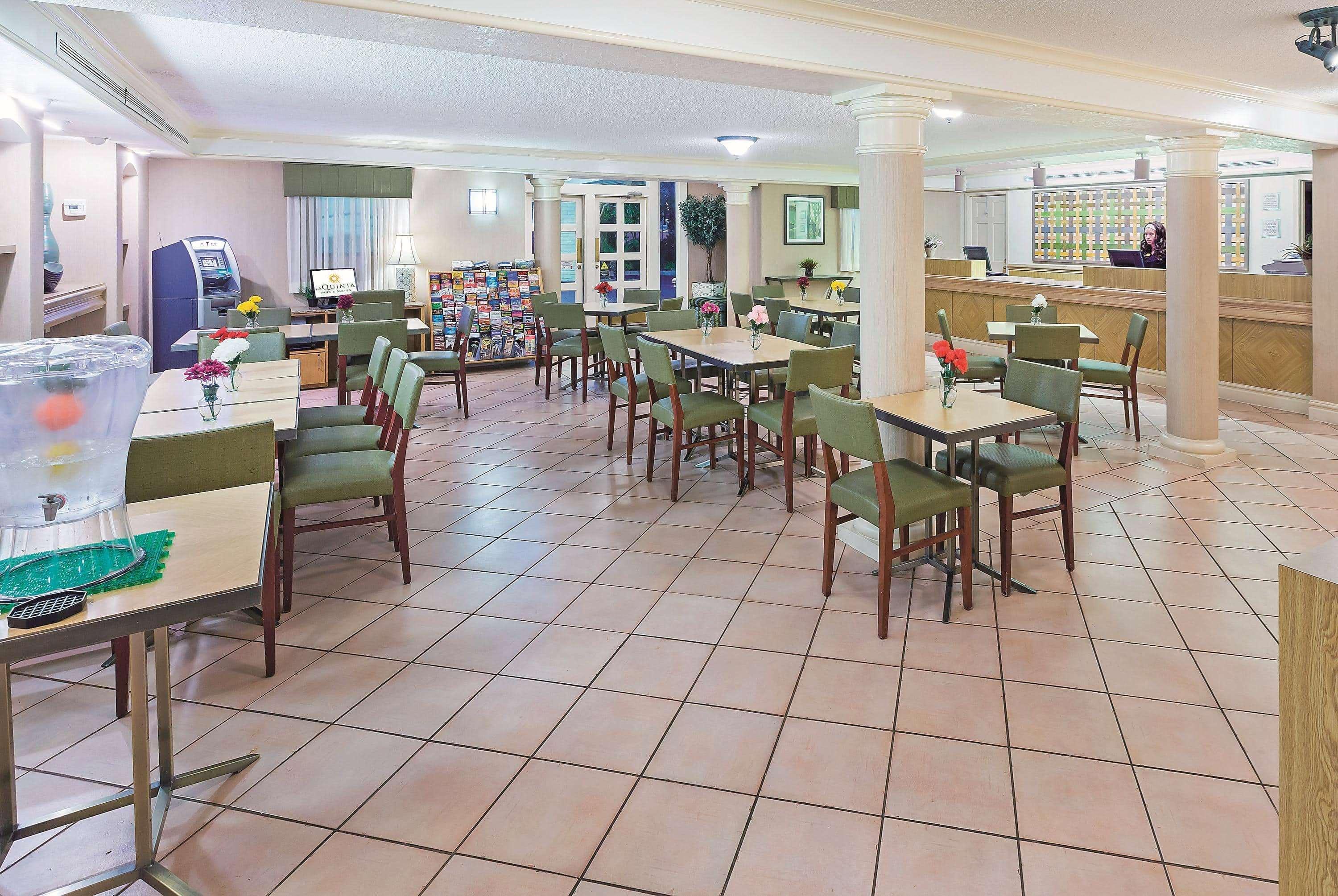Hotel Super 8 By Wyndham Near Seaworld Ingram Park San Antonio