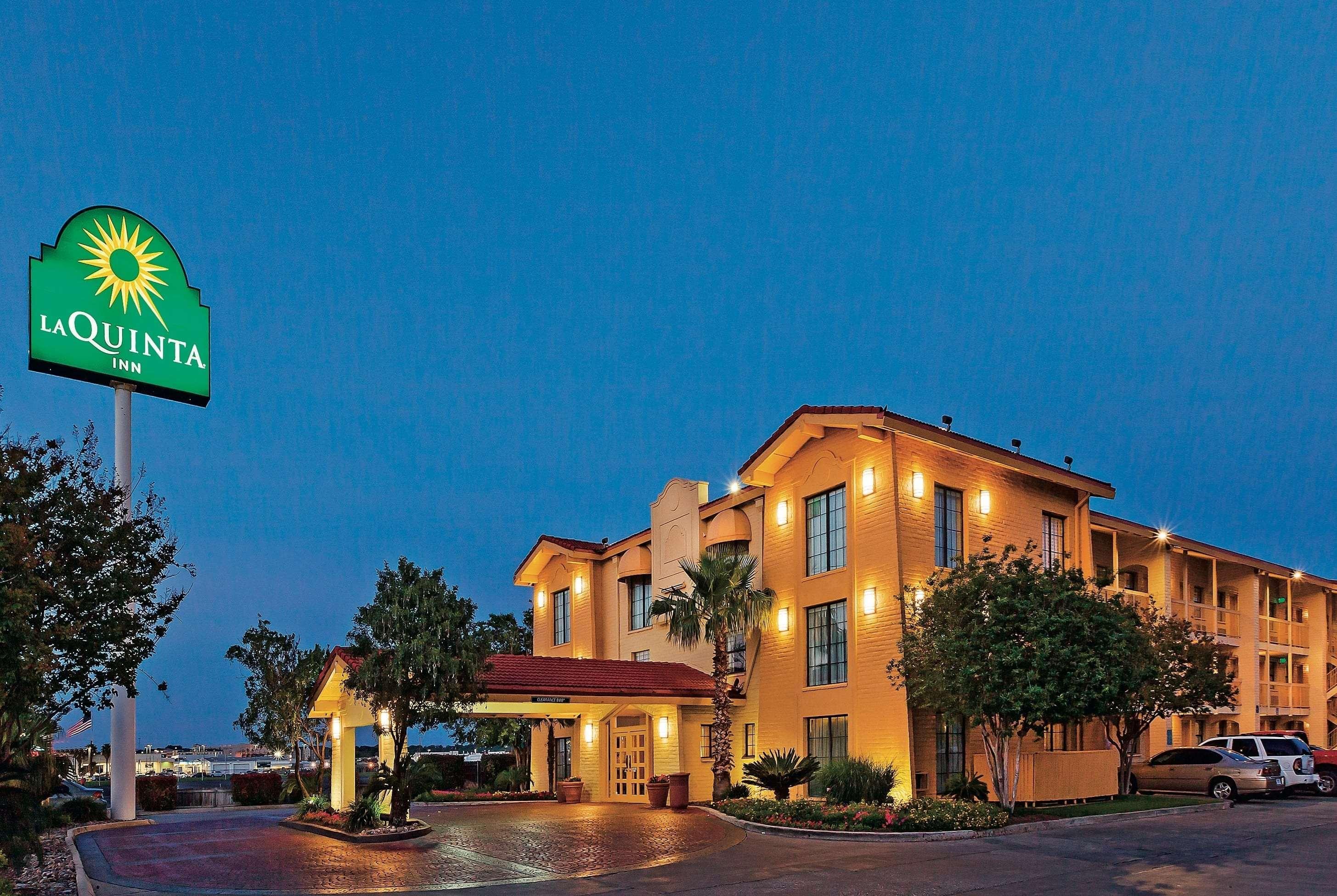 Super 8 By Wyndham Near Seaworld Ingram Park 3*