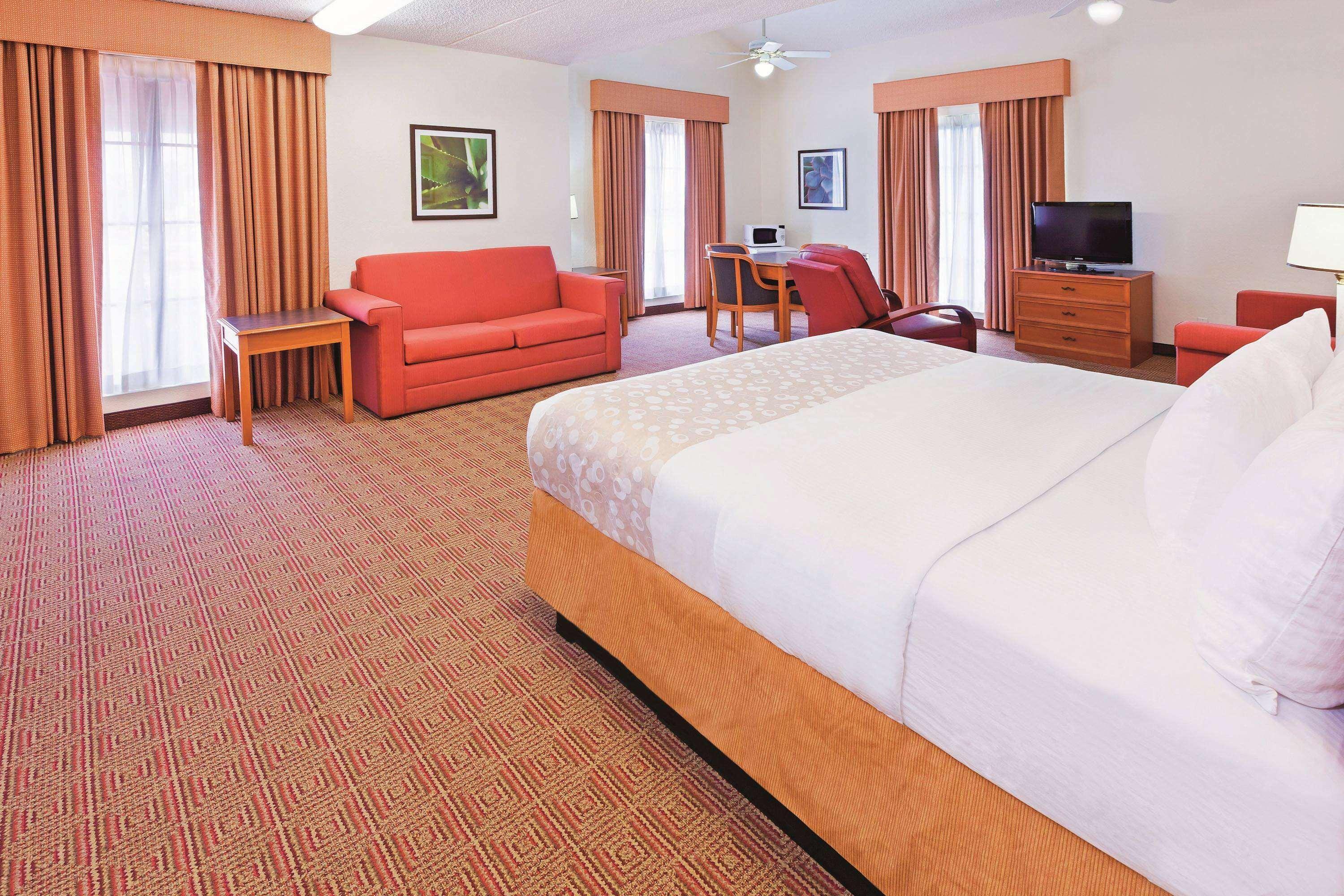 Super 8 By Wyndham Near Seaworld Ingram Park Hotel