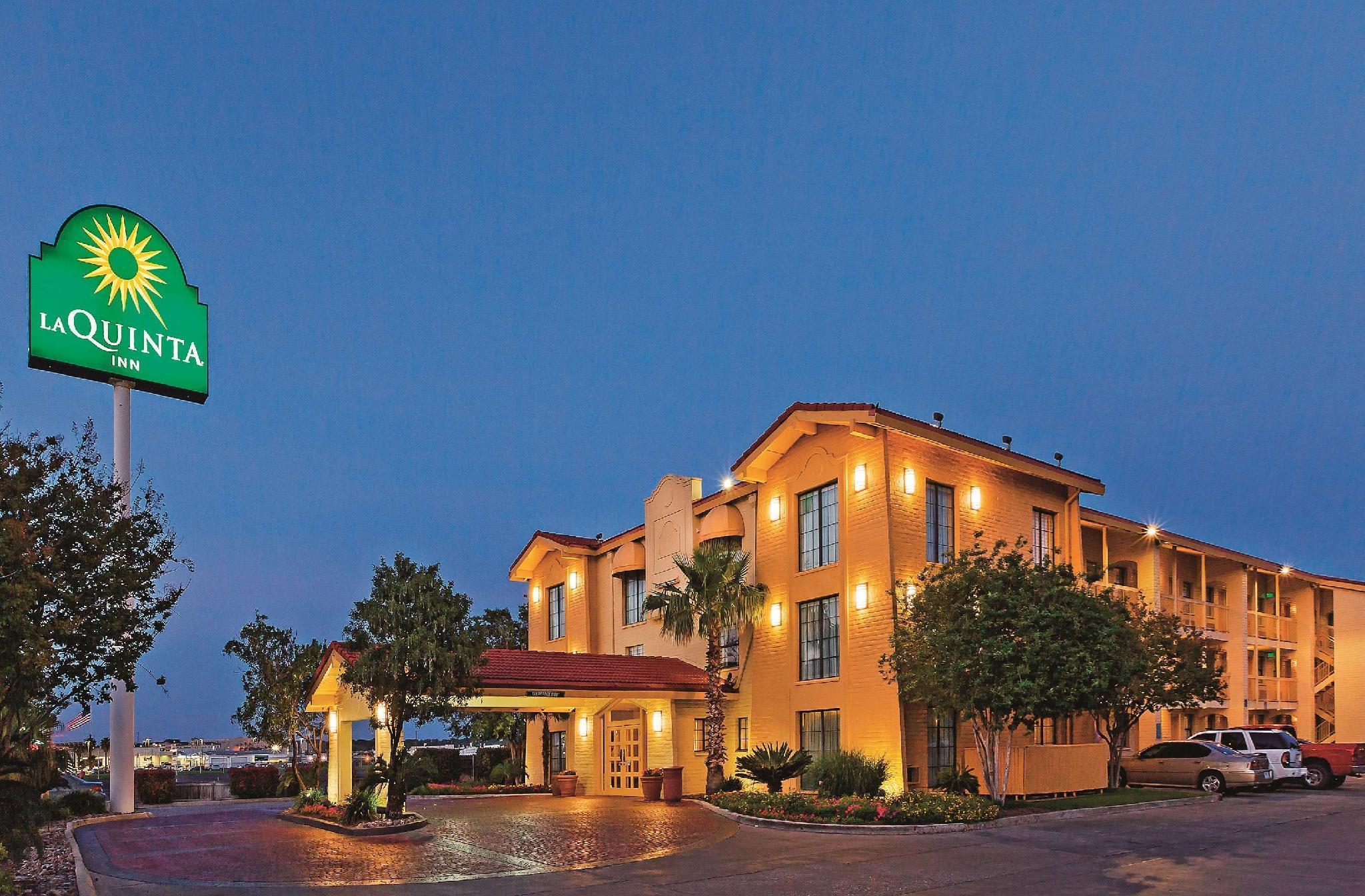 Super 8 By Wyndham Near Seaworld Ingram Park Hotel 3*