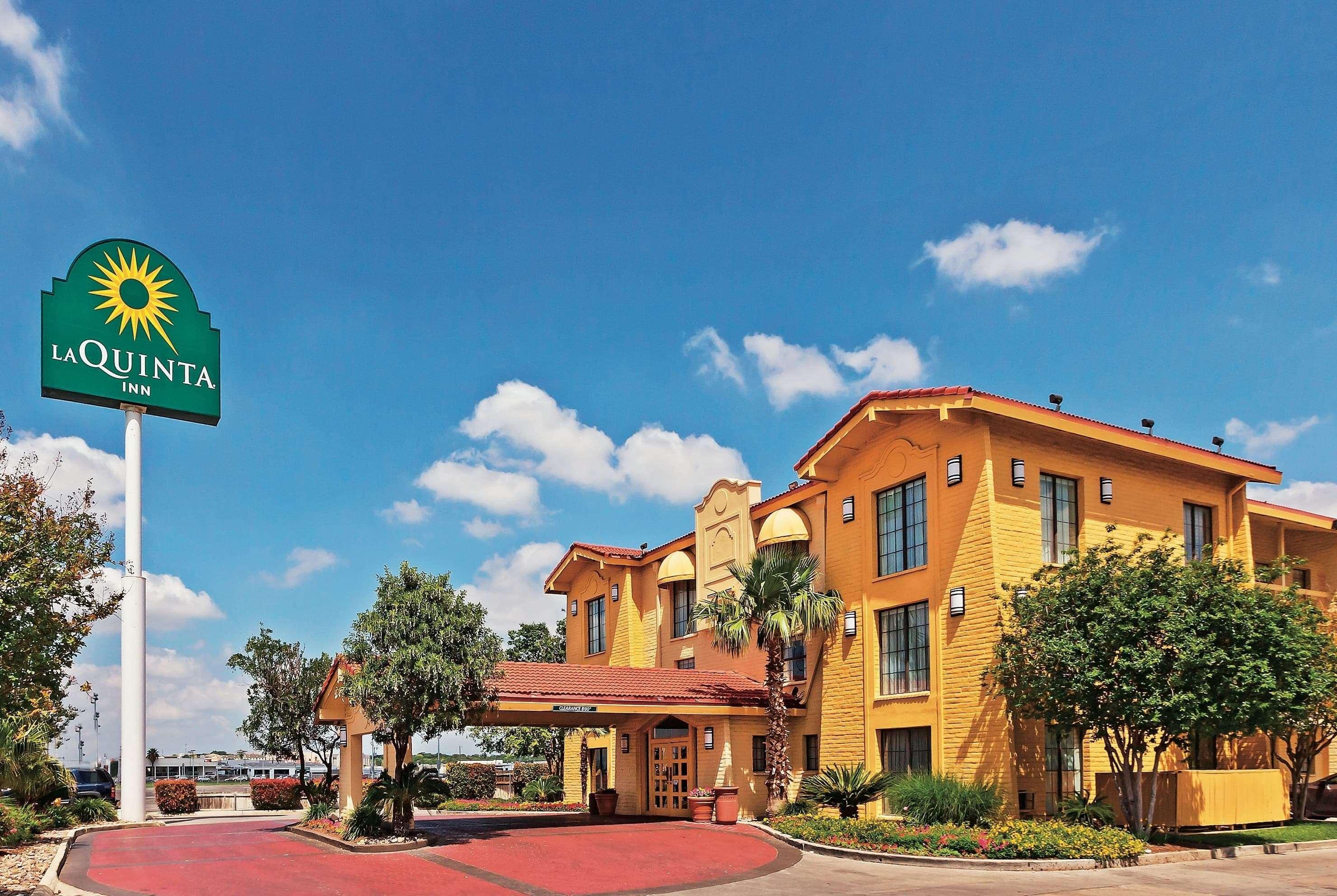Super 8 By Wyndham Near Seaworld Ingram Park Hotel