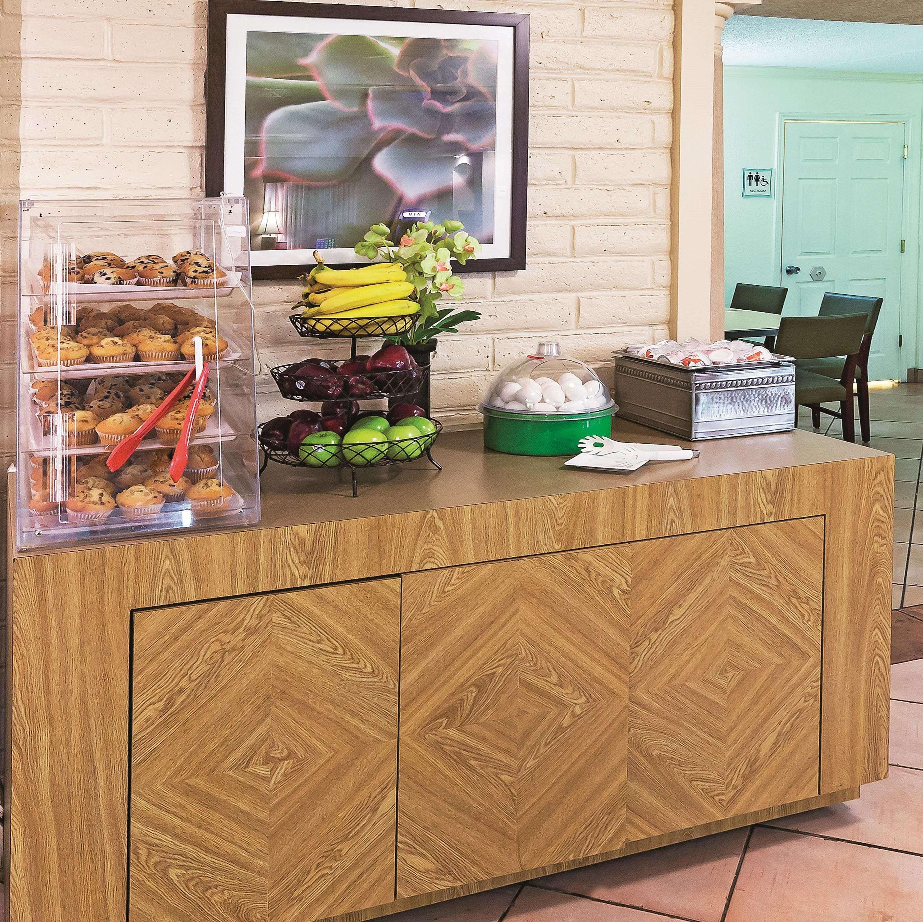 Super 8 By Wyndham Near Seaworld Ingram Park Hotel 3*