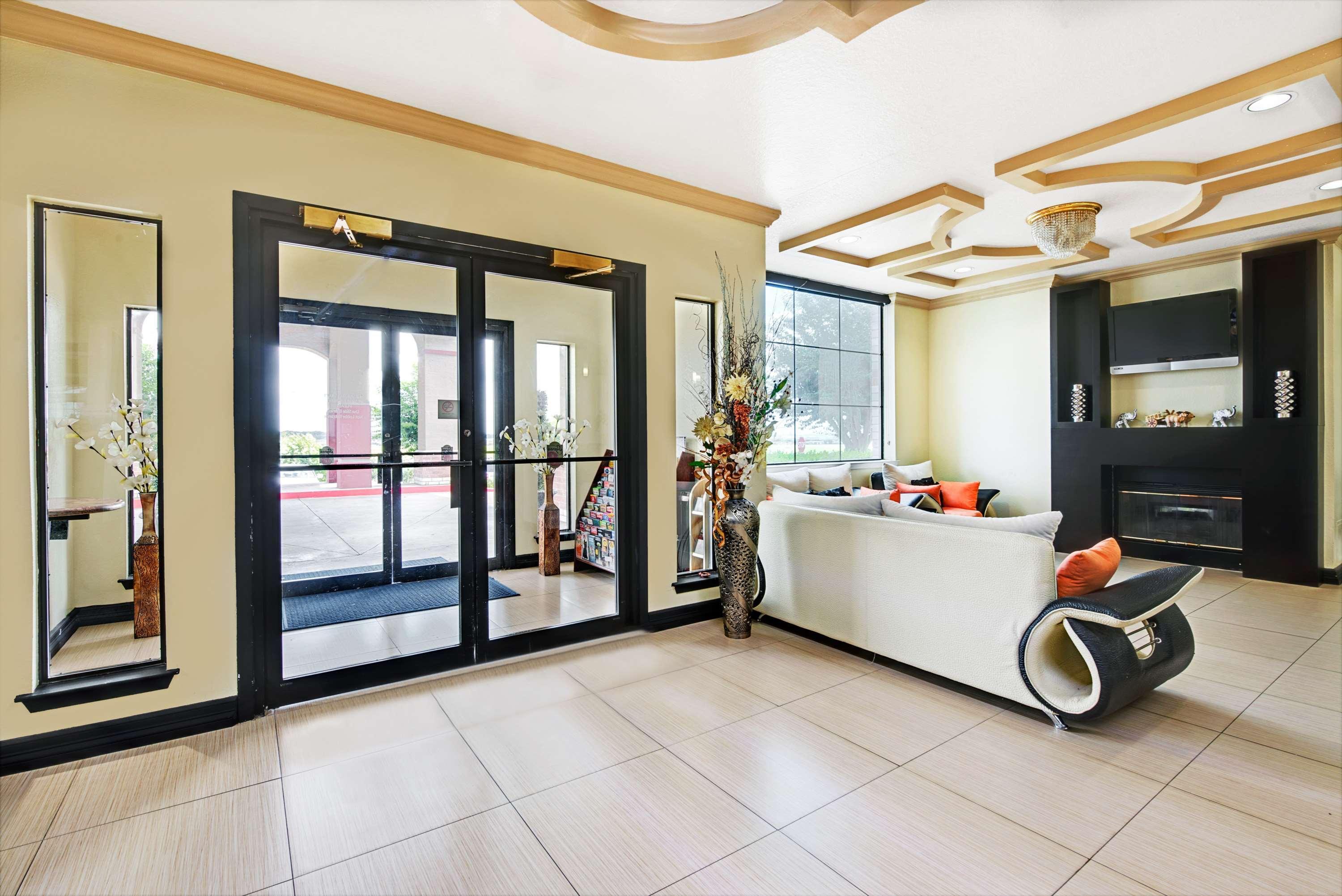 Hotel Surestay By Western Airport 3*