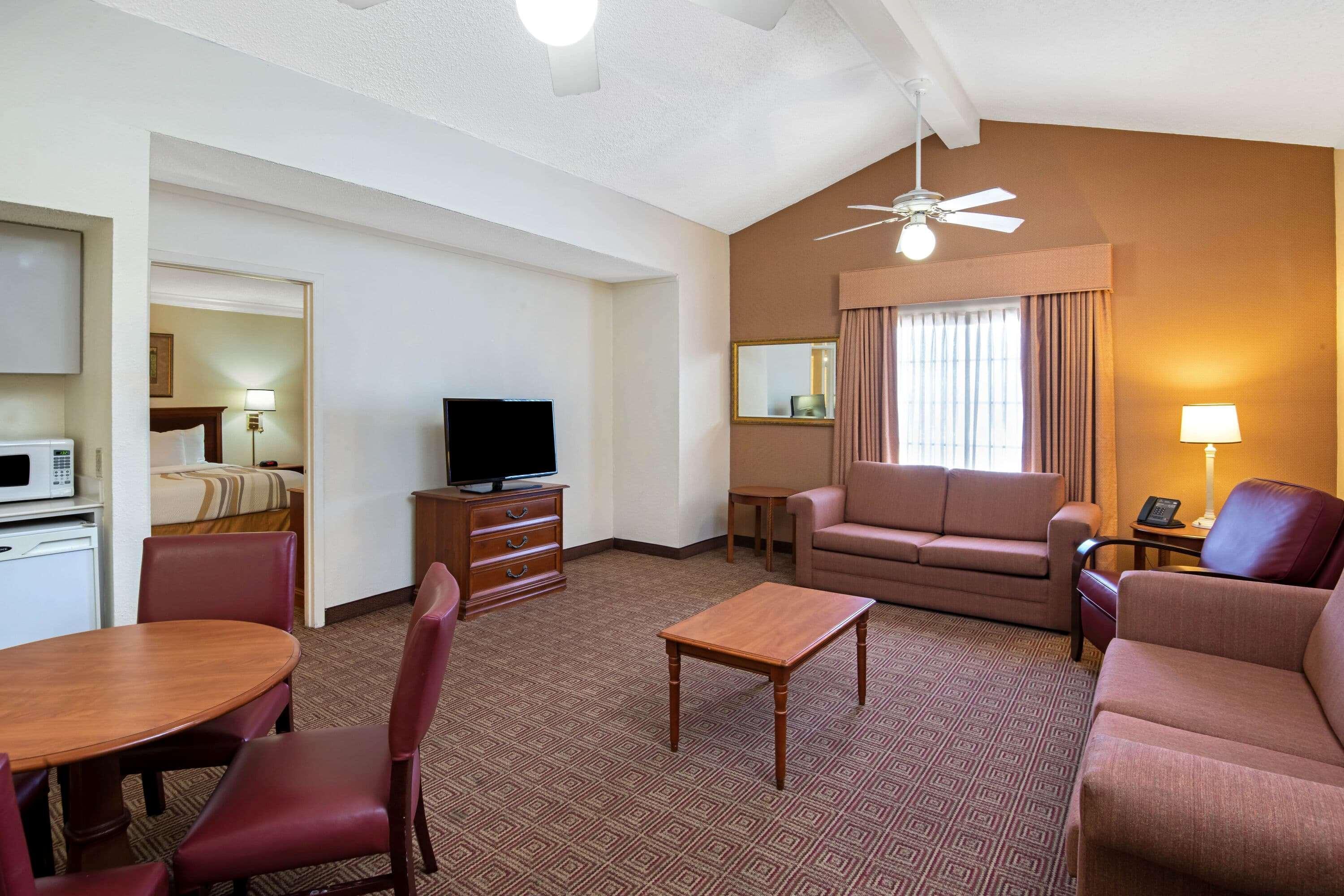 La Quinta By Wyndham Lackland Hotel