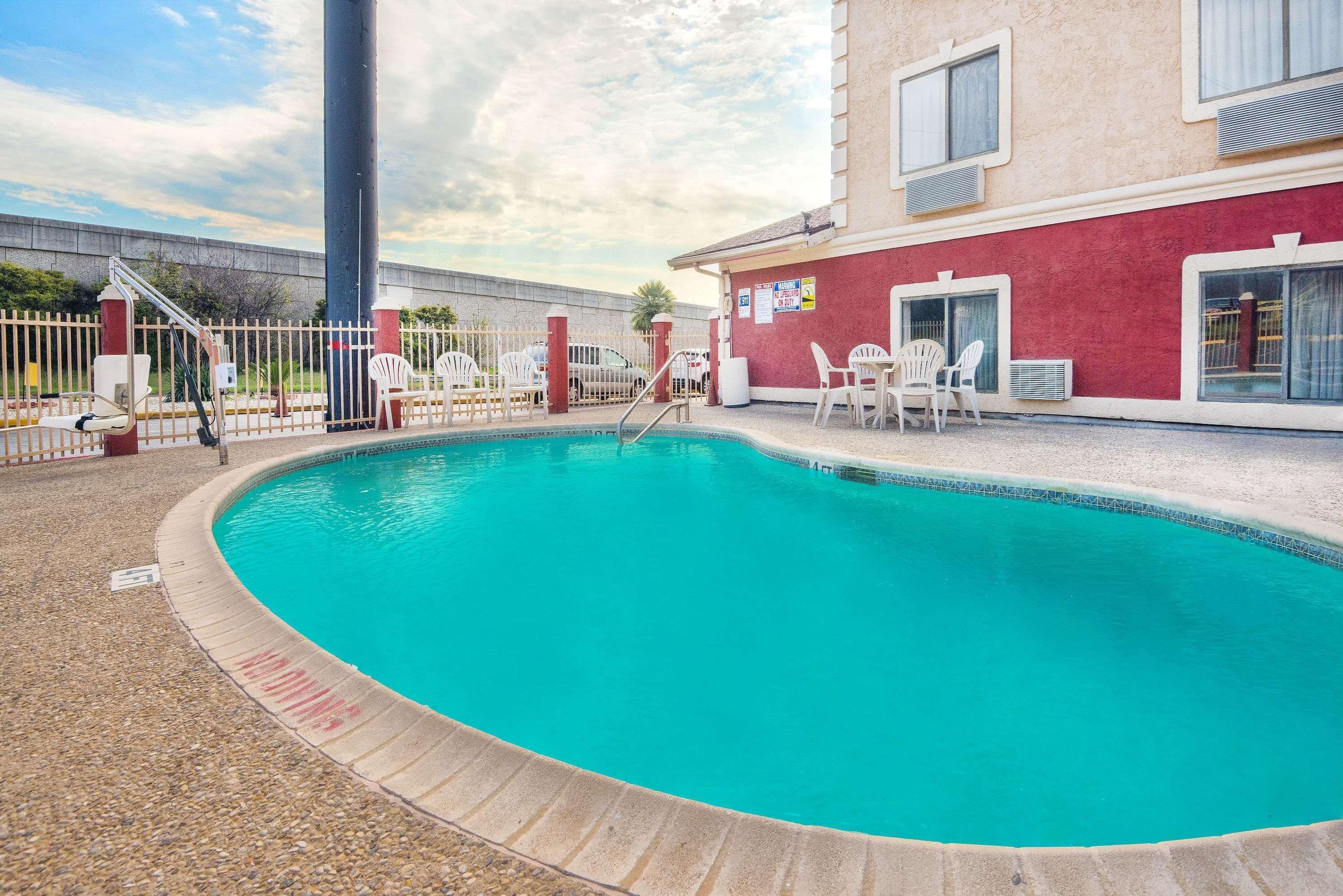 Super 8 By Wyndham San Antonio/i-35 North Hotel