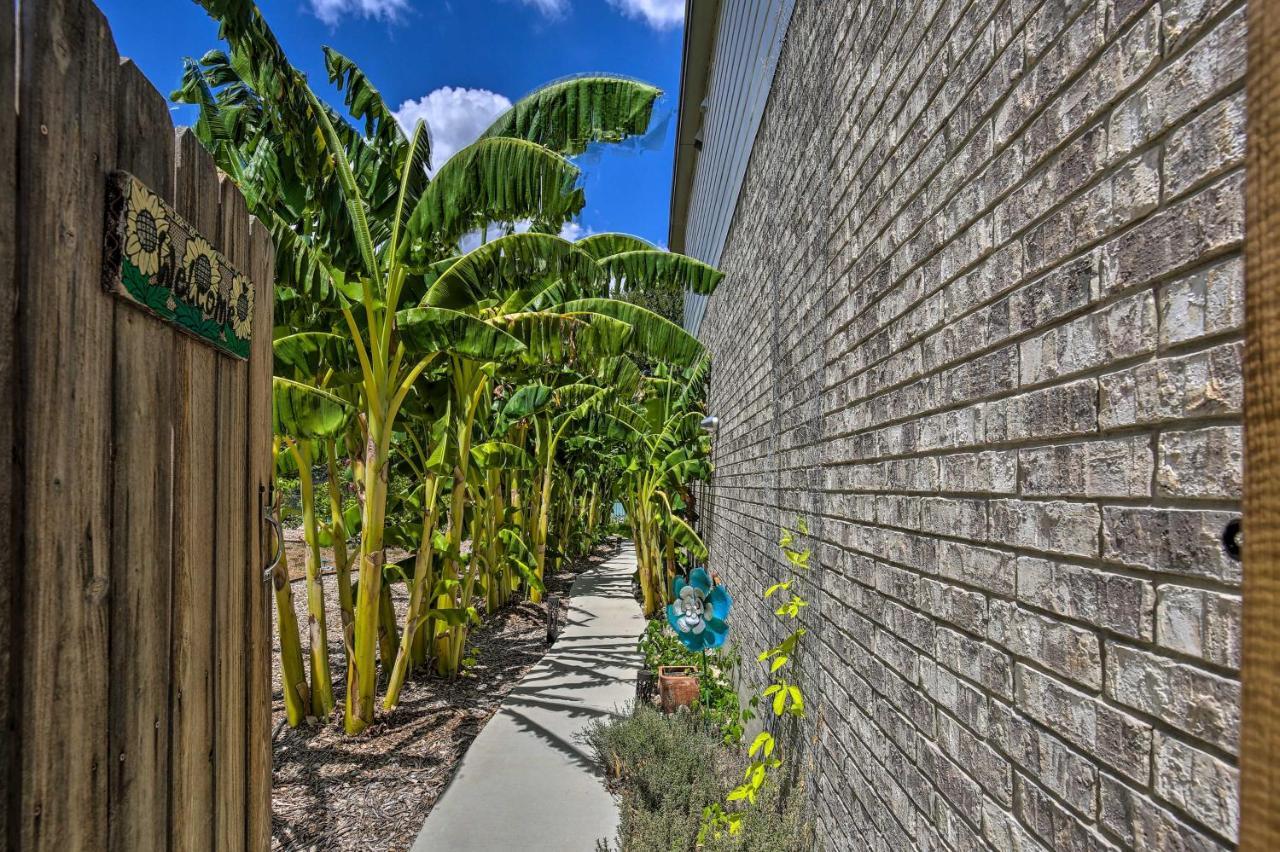 Holiday home The Plumeria Retreat With Deck And Lake View!