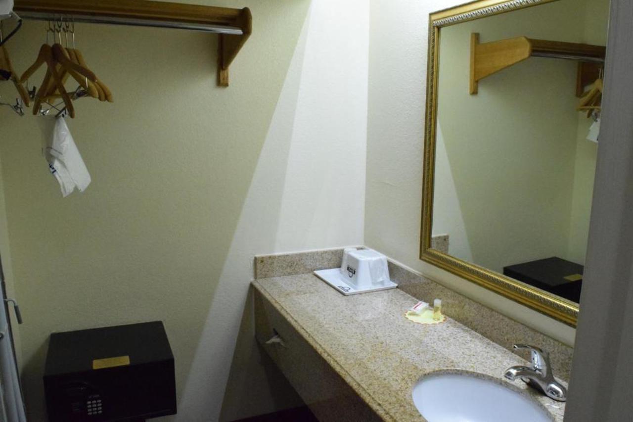 Hotel Days By Wyndham Southeast Frost Bank Center San Antonio