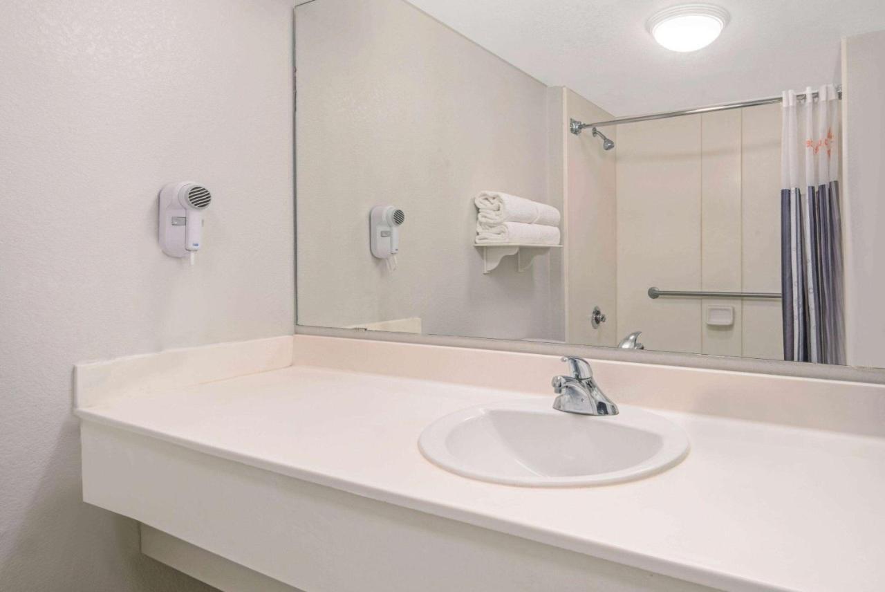 La Quinta By Wyndham Airport Hotel