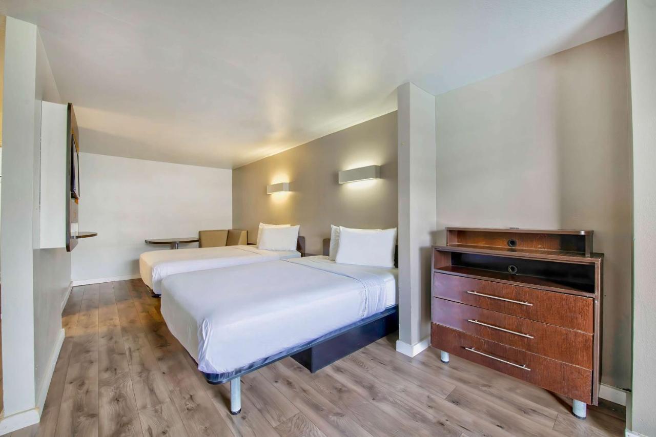 Hotel 6-san Antonio, Tx - Airport 2*