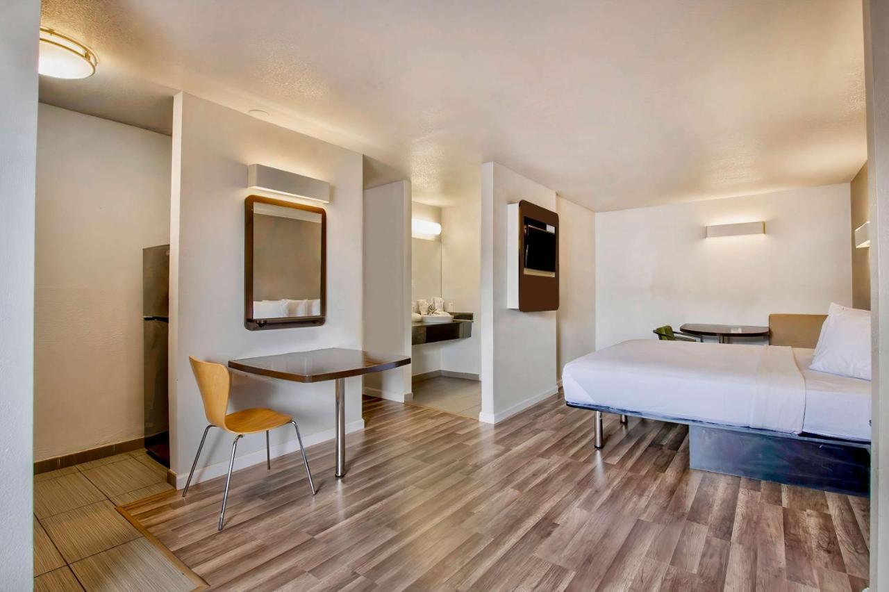Hotel 6-san Antonio, Tx - Airport 2*