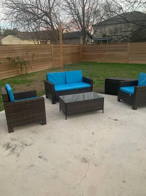 Comfort 4 Bedroom 3 Bath 5 Mins From Sea World Holiday home San Antonio